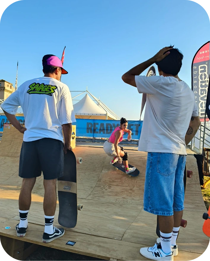 Coach Savages durante una lezione di surfskate a Roma